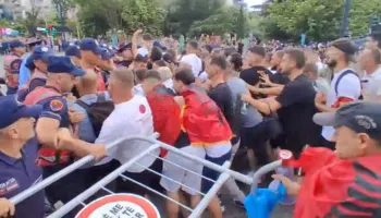 Tensione në Bulevard, protestuesit çajnë kordonin e policisë