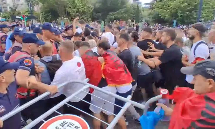 Tensione në Bulevard, protestuesit çajnë kordonin e policisë