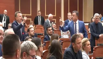 Tensione në Kuvend, Balla provokon Berishën: Dil sot në protestë po ta mbajti