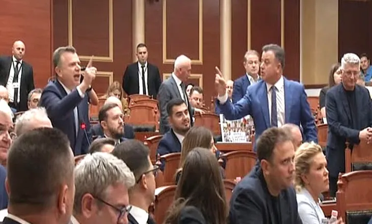 Tensione në Kuvend, Balla provokon Berishën: Dil sot në protestë po ta mbajti