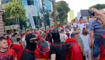 Tensione në protestë! Mbledhje të paligjshme kartash identiteti për peticion, persona me kapuçë të pranishëm