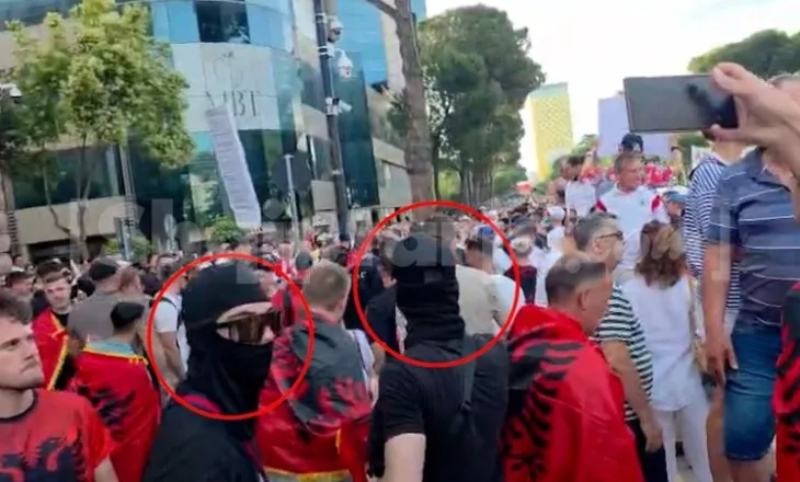 Tensione në protestë! Mbledhje të paligjshme kartash identiteti për peticion, persona me kapuçë të pranishëm