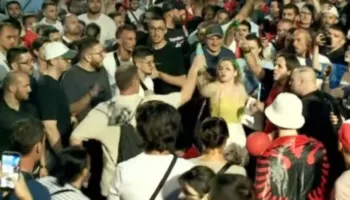 Tensione në protestë, qytetarët përplasen me njëri-tjetrin! Protestuesi lag me ujë një grua në turmë (VIDEO)