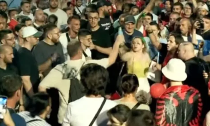 Tensione në protestë, qytetarët përplasen me njëri-tjetrin! Protestuesi lag me ujë një grua në turmë (VIDEO)