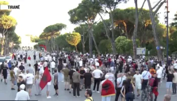 Tensione në protestë, tubuesit konfliktohen fizikisht me mbështetësit e PS