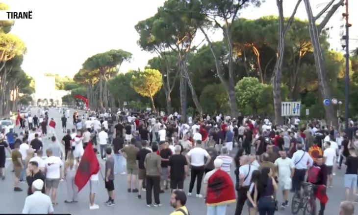 Tensione në protestë, tubuesit konfliktohen fizikisht me mbështetësit e PS