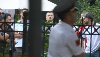Tensione në protestën pranë Kuvendit, përplasje verbale me simpatizantë të PD-së dhe deputetin Ardit Bido