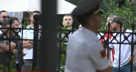 Tensione në protestën pranë Kuvendit, përplasje verbale me simpatizantë të PD-së dhe deputetin Ardit Bido