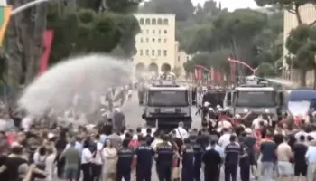 Tensione pranë kryeministrisë, hidhet ujë mbi protestuesit