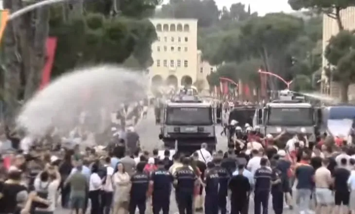 Tensione pranë kryeministrisë, hidhet ujë mbi protestuesit