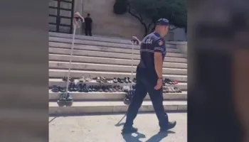 Tensione te Kryeministria, policia heq instalacionin e këpucëve, protestuesit përplasen me uniformat blu