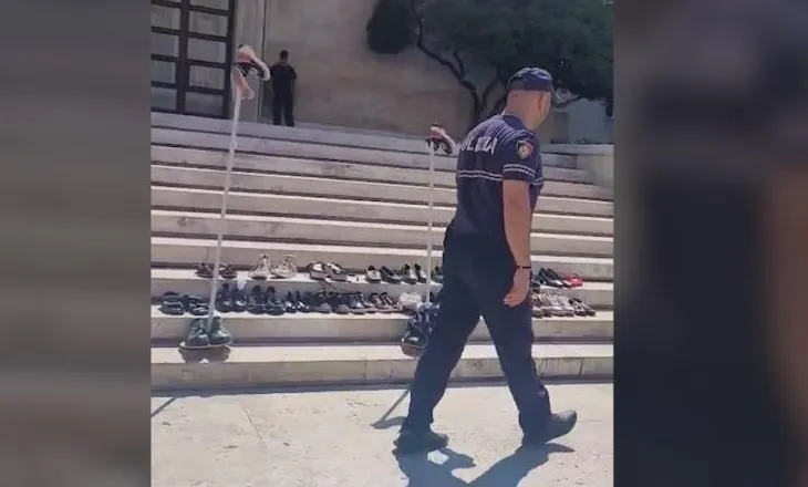 Tensione te Kryeministria, policia heq instalacionin e këpucëve, protestuesit përplasen me uniformat blu