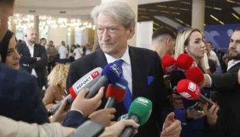 Tensionet në protestë/ Berisha: Shenja të qarta të arrogancës së pushtetit
