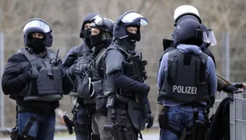 Terror në Gjermani, një person futet me armë në lokal