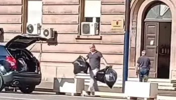 Thasë të zinj të mbushur plot/ Çfarë po largojnë punonjësit nga zyrat e Kuvendit?!