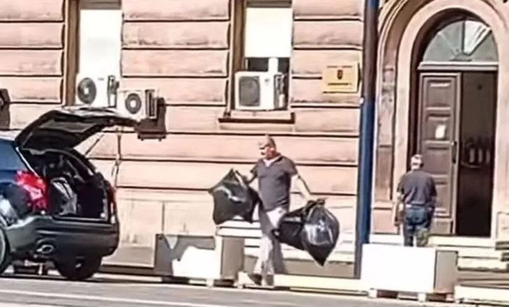 Thasë të zinj të mbushur plot/ Çfarë po largojnë punonjësit nga zyrat e Kuvendit?!