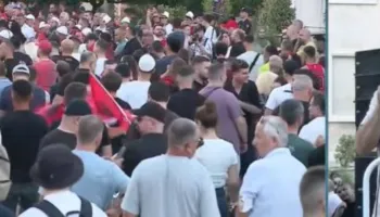 Thirrja për Berishën nga protesta e emigrantit shqiptar: Nëse e do Shqipërinë, jep dorëheqjen i pari, pas teje dhe Rama