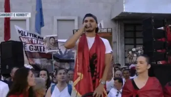 “T’i japim besën njëri-tjetrit derisa t’i largojmë”/ I riu në protestë: Na e kanë sjellë në majë të hundës