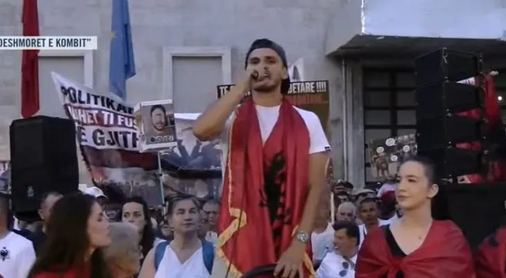 “T’i japim besën njëri-tjetrit derisa t’i largojmë”/ I riu në protestë: Na e kanë sjellë në majë të hundës