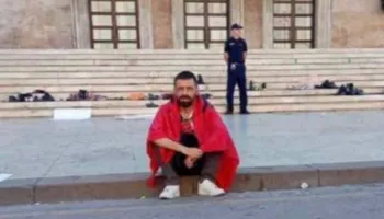“Ti mbete vetëm”, Rama i drejtohet protestuesit të ulur në shkallët e Kryeministrisë: Eja tek unë…