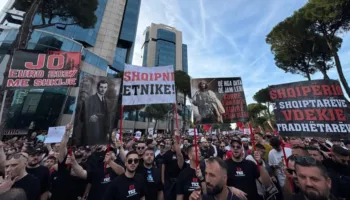 Tifozat Kuq e Zi “braktisin” Kombëtaren dhe dalin në shesh përkrah protestuesve
