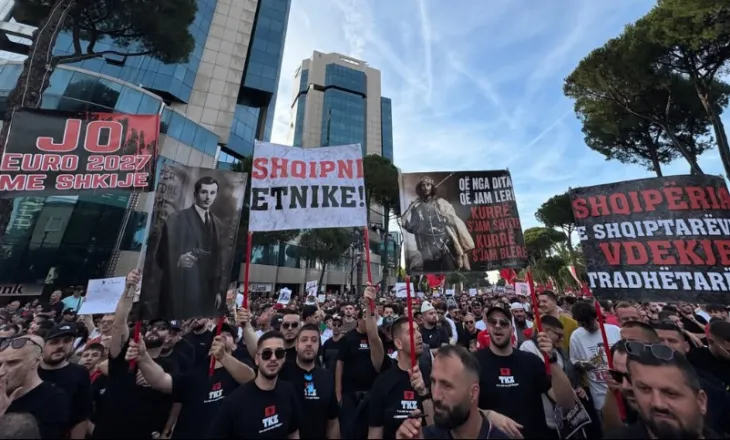 Tifozat Kuq e Zi “braktisin” Kombëtaren dhe dalin në shesh përkrah protestuesve