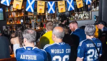 Tifozët anglezë e skocezë “sfidë birre” në Boston, lokalet mbyllen 4 orë më herët pasi s’ka më fuçi me birra