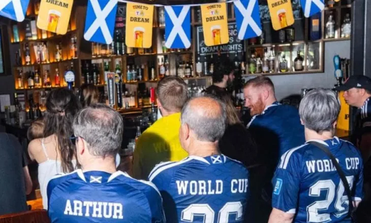 Tifozët anglezë e skocezë “sfidë birre” në Boston, lokalet mbyllen 4 orë më herët pasi s’ka më fuçi me birra