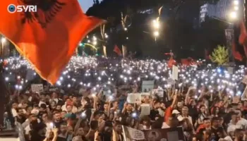 Tirana në këmbë. Vijon marshimi, protestuesit kalojnë mes makinave, duartrokiten nga qytetarët!