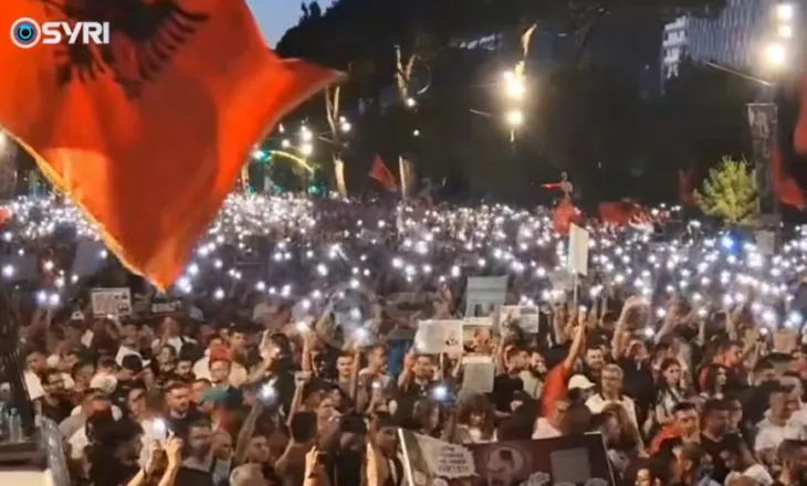 Tirana në këmbë. Vijon marshimi, protestuesit kalojnë mes makinave, duartrokiten nga qytetarët!