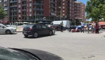 Tjetër aksident në Vlorë, makina përplaset me motorin, një person i lënduar