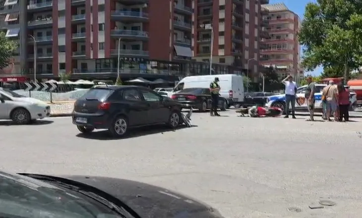 Tjetër aksident në Vlorë, makina përplaset me motorin, një person i lënduar