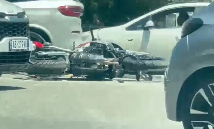Tjetër aksident në Vlorë/ Makina përplaset me motorin, plagoset një person