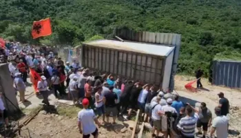 “Tokat e të parëve do t’i mbrojmë me gjak”, protestë në Gjirin e Kakomesë për pronat