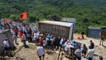 “Tokat e të parëve do t’i mbrojmë me gjak”/ Protestë në Kakome, banorët shembin me forcë rrethimin