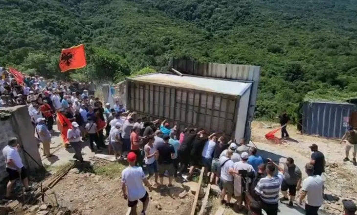 “Tokat e të parëve do t’i mbrojmë me gjak”/ Protestë në Kakome, banorët shembin me forcë rrethimin