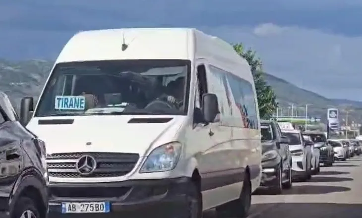 Trafik i rënduar/‘Paralizohet’ Elbasani, vargje kilometrike automjetesh në akset drejt rrethrrotullimit të Bradasheshit