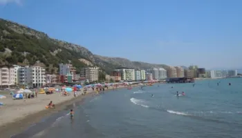 Tragjedi! Dallgët ‘rrëmbejnë’ katër të rinj në Shëngjin, dyshohet për viktima