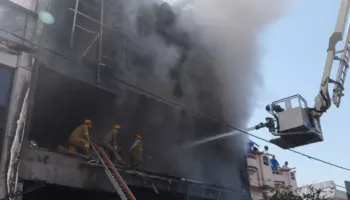 Tragjedi në Indi, zjarri në një qendër tregtare u merr jetën të paktën 15 personave, shumica studentë (VIDEO)