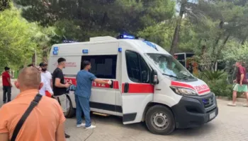 Tragjedia në Shëngjin/ Ndërrojnë jetë dy të rinj nga Kosova pasi u morën nga dallgët, tre të tjerët jashtë rrezikut për jetën