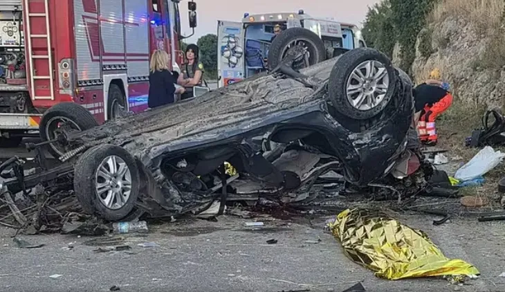 Tragjike në Itali, tre të rinj humbin jetën pasi makina doli nga rruga dhe u rrokullis disa herë në asfalt