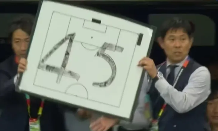 Trajneri i Japonisë nxjerr një tabelë me numra të ndryshëm çdo herë, kod sekret për futbollistët në Botëror