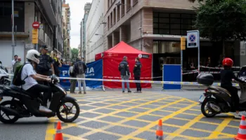 Trazira në Barcelonë gjatë vizitës së Papa Leonit, një burrë vritet jashtë stacionit të policisë