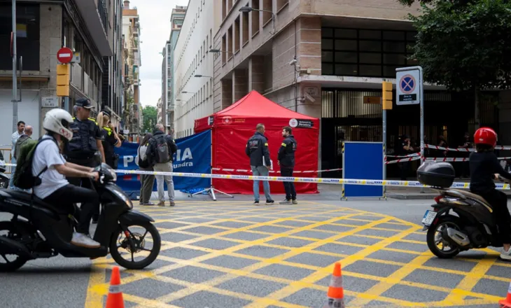 Trazira në Barcelonë gjatë vizitës së Papa Leonit, një burrë vritet jashtë stacionit të policisë