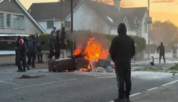 Trazira në Belfast pas sulmit me thikë, akte dhune ksenofobike përfshijnë edhe qytete të tjera të Britanisë