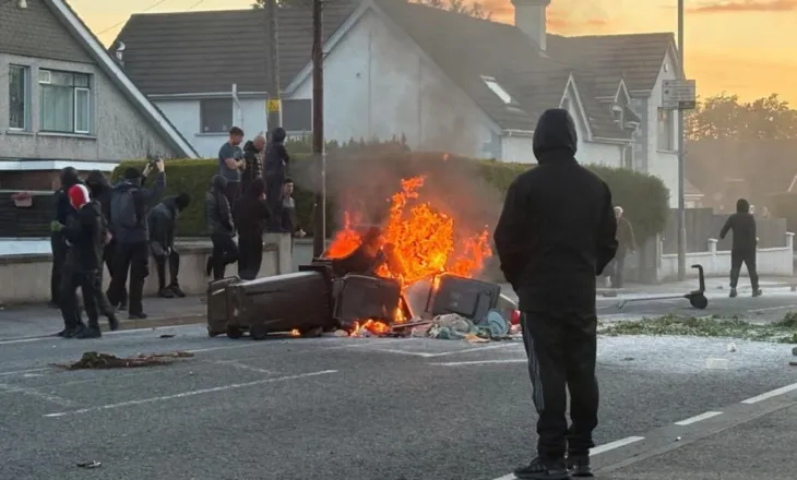 Trazira në Belfast pas sulmit me thikë, akte dhune ksenofobike përfshijnë edhe qytete të tjera të Britanisë
