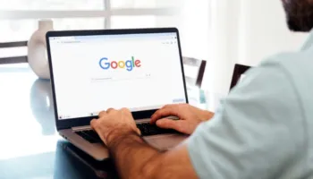 Tre mënyra të thjeshta për të zbuluar se kush po kërkon emrin tuaj në internet