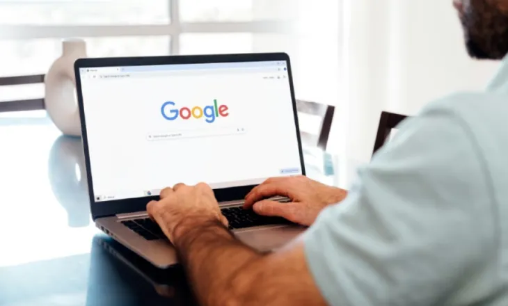 Tre mënyra të thjeshta për të zbuluar se kush po kërkon emrin tuaj në internet