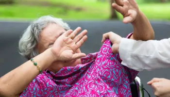 Tronditëse/ 80 vjeçari dhunon bashkshorten me sende të forta, e moshuara në gjendje të rëndë