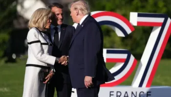Trump mban për 13 sekonda dorën e Brigitte Macron, shkakton reagime